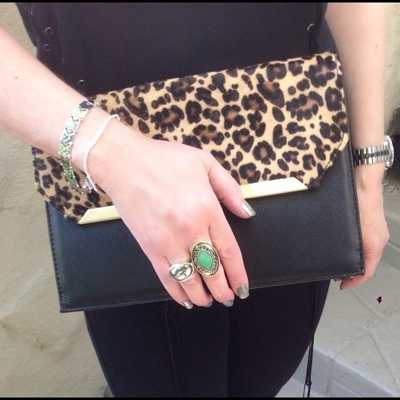 Cheetah print clutch with removable chain - Picture 2 of 2